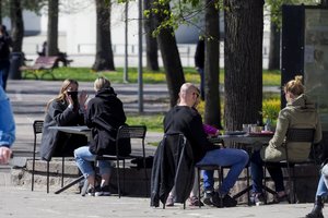 Seniai išsiilgtos pramogos: vilniečiai ilgąjį savaitgalį pradėjo kavinėse