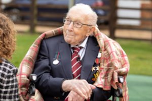 Pandemijos „herojaus“ britų veterano 100-ojo gimtadienio proga surengtas aviacijos paradas