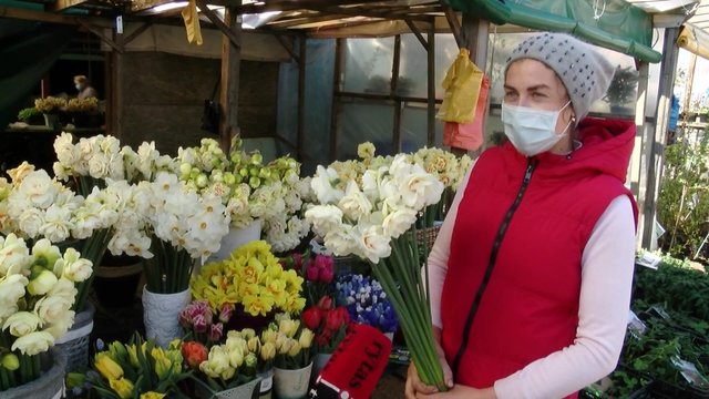 Prieš motinos dieną – prie gėlių parduotuvių tįstančios eilės