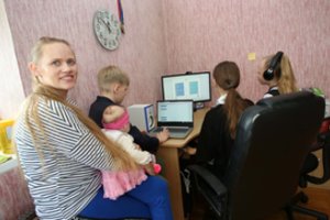 Nuotolinio mokymosi grimasos: šeima paaiškino, kam praverčia net paprasta šluota 