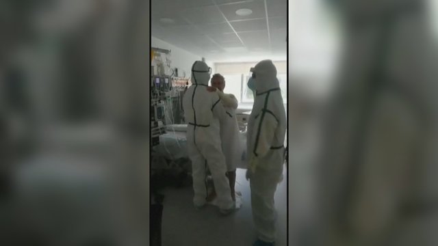 Jautri akimirka: po mėnesį trukusios kovos su koronavirusu, pacientas pakvietė mediką šokiui