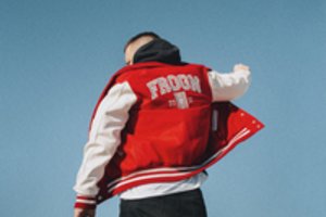 „Freaks On Floor“ būginininko naujame kūrinyje – aštuoniasdešimtųjų pop skambesys