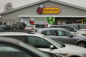 Neregėta afera Lenkijos „Biedronkoje“ – prabangias prekes žmonės šlavė veltui