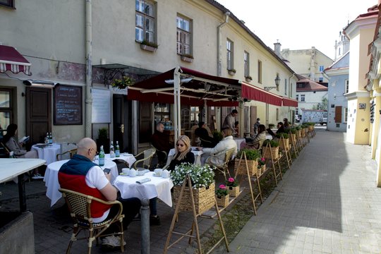 Pirmieji lankytojai jau aptūpė staliukus ir Vilniaus Senamiestyje, ir atokesnėse gatvelėse<br>V.Ščiavinsko nuotr.