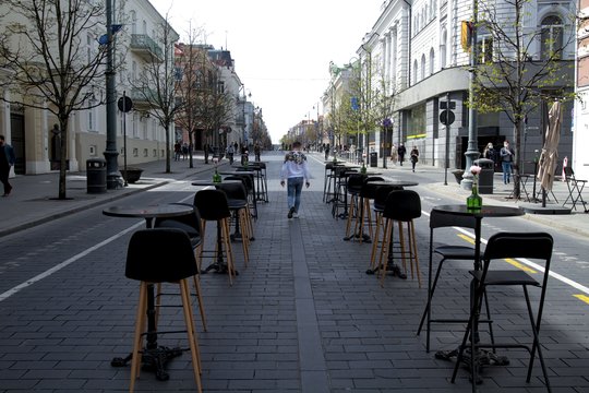 Pirmieji lankytojai jau aptūpė staliukus ir Vilniaus Senamiestyje, ir atokesnėse gatvelėse<br>V.Ščiavinsko nuotr.