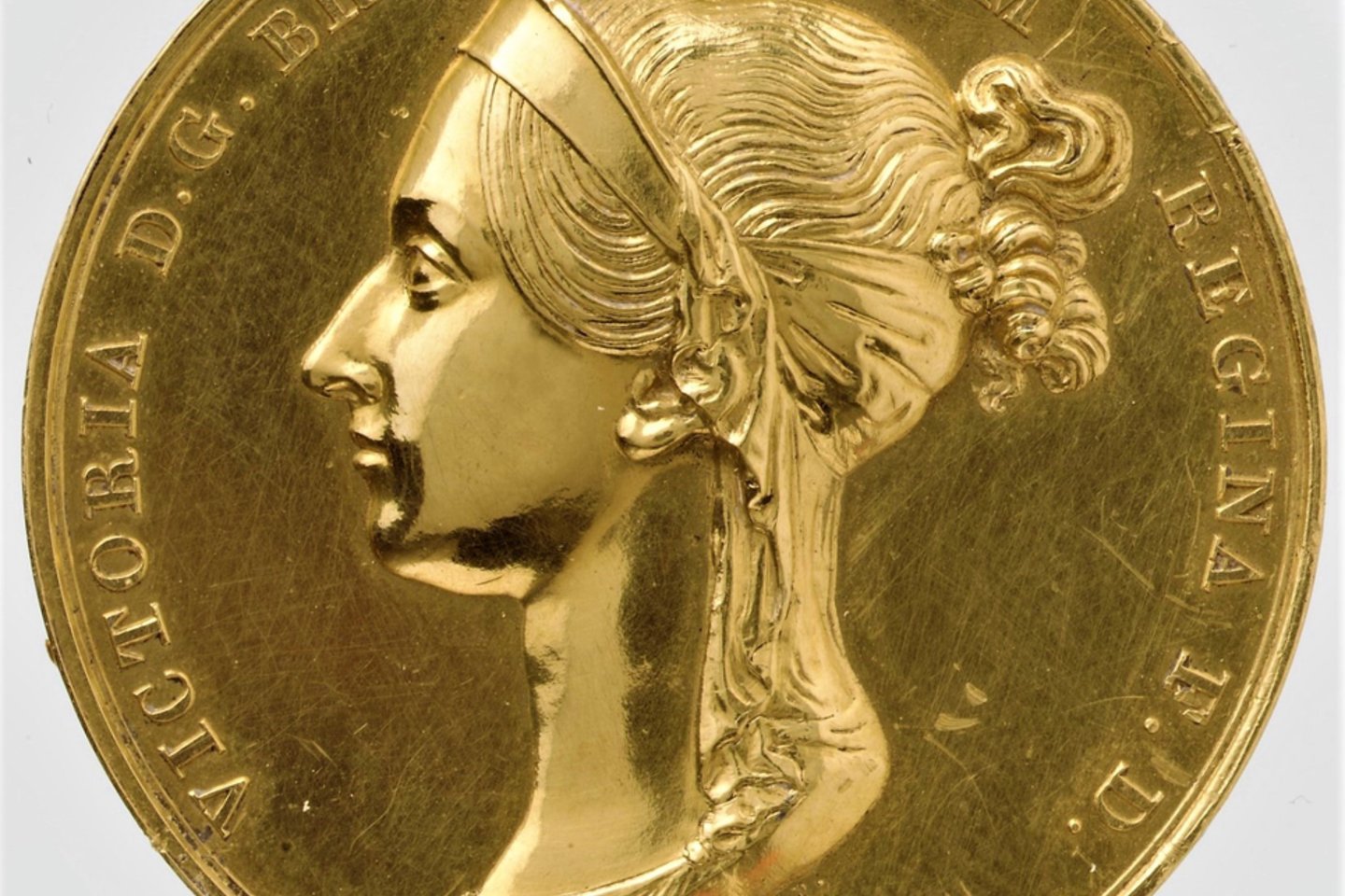  Auksinis karalienės Viktorijos karūnavimo medalis.<br> Wikipedijos nuotr.
