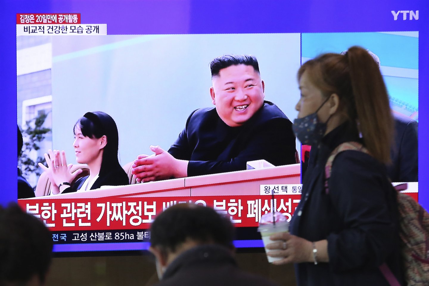  Šiaurės Korėjos lyderis Kim Jong-unas vėl viešai pasirodė – pirmąsyk per pastarąsias tris savaites, šeštadienį pranešė valstybinė žiniasklaida.<br>AFP/Scanpix nuotr.