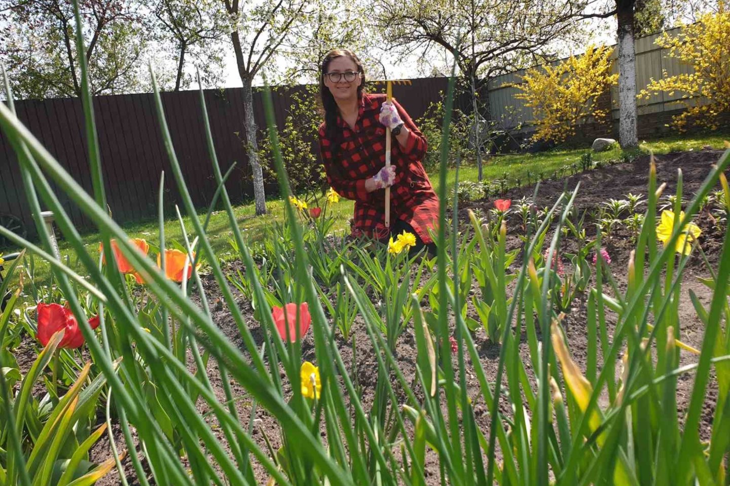  L.Kazlauskienė savo sodu ir daržu rūpinasi nuo ankstyvo pavasario.<br> Nuotr. iš asmeninio albumo