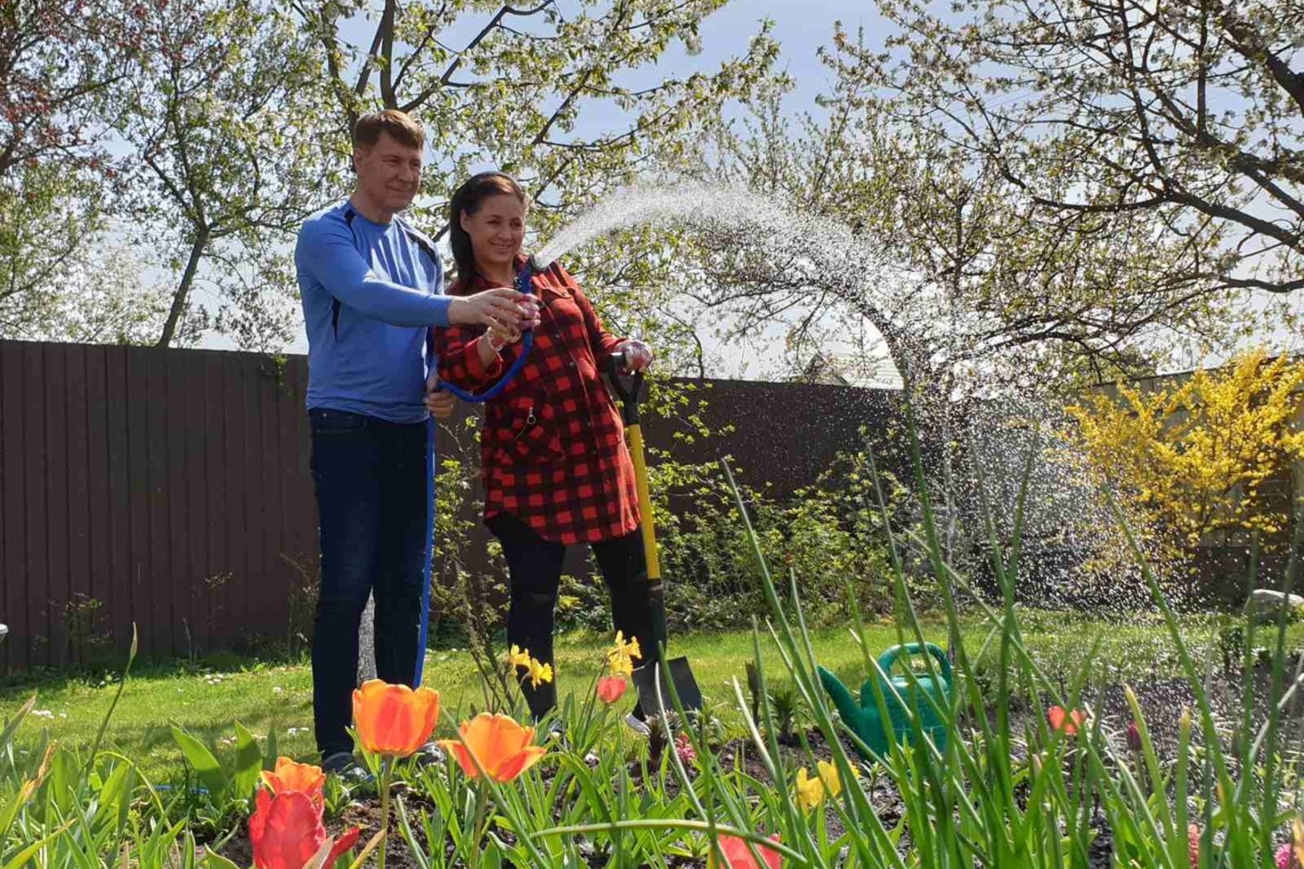 L.Kazlauskienė su vyru Petru savo sodu ir daržu rūpinasi nuo ankstyvo pavasario.<br> Nuotr. iš asmeninio albumo