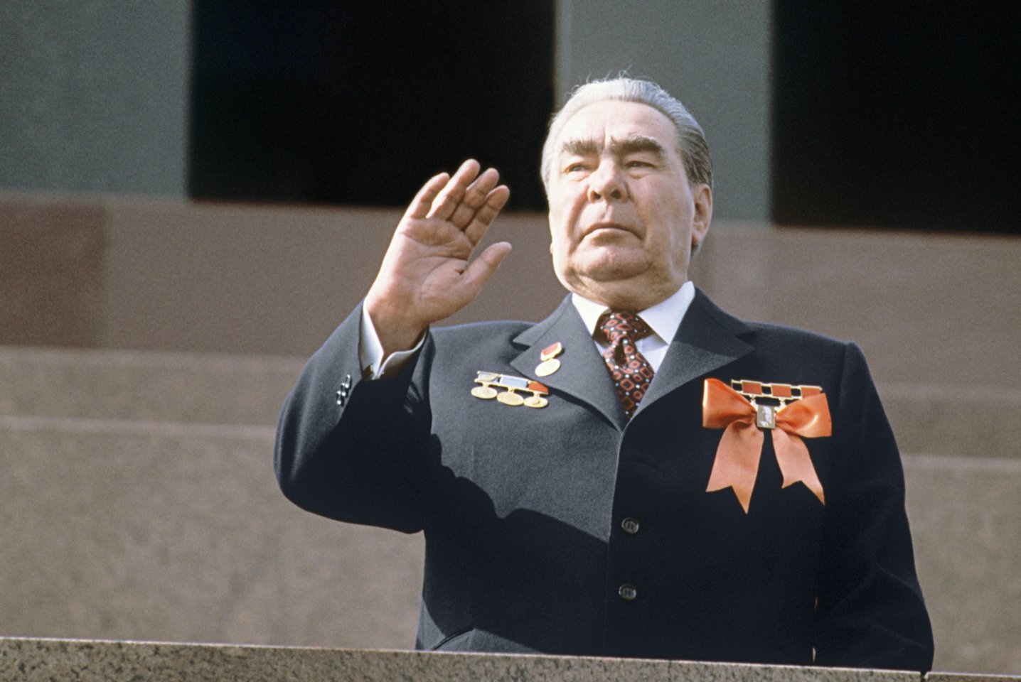 Buvęs Sovietų sąjungos vadovas Leonidas Brežnevas garsėjo savo aistra gauti įvairiausius apdovanojimus.<br>Scanpix nuotr.