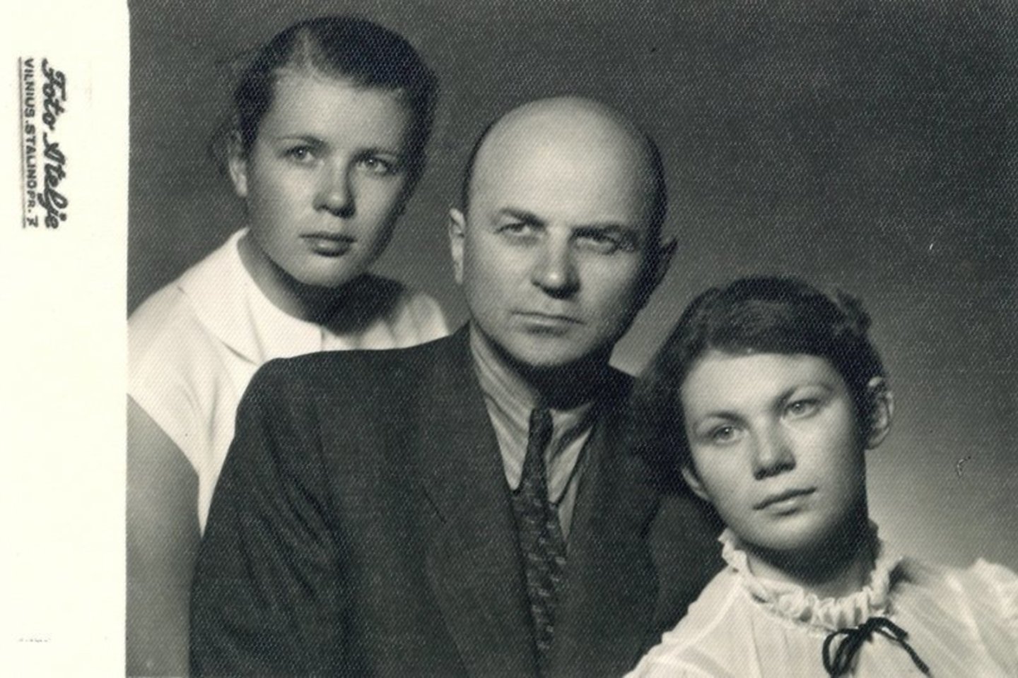  Juozas Baltušis su dukterimis Violeta Juozėnaite (kairėje) ir Rita Baltušyte Vilniuje. 1959 m.  <br> LLMA nuotr.