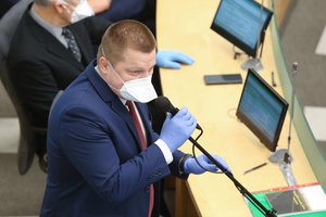 Seimo NSGK vadovas grasina apkalta opozicijos atstovams, šie tai vadina politine medžiokle