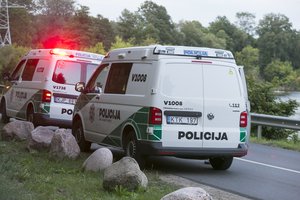 Staigi mirtis du žvejus ištiko su meškere rankoje