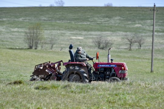 Ūkininkas traktoriuje Pasvalio r. išgirdo po kojom kunkuliuojantį vandenį, vos spėjo sustoti