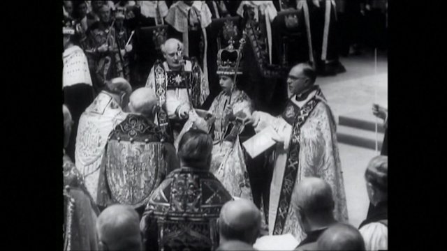 Per televiziją stebėjo milijonai – Elžbietos II karūnavimo ceremonijos kadrai 