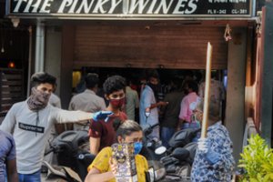 Indijai atnaujinus prekybą alkoholiu, prie svaigalų parduotuvių kilo chaosas