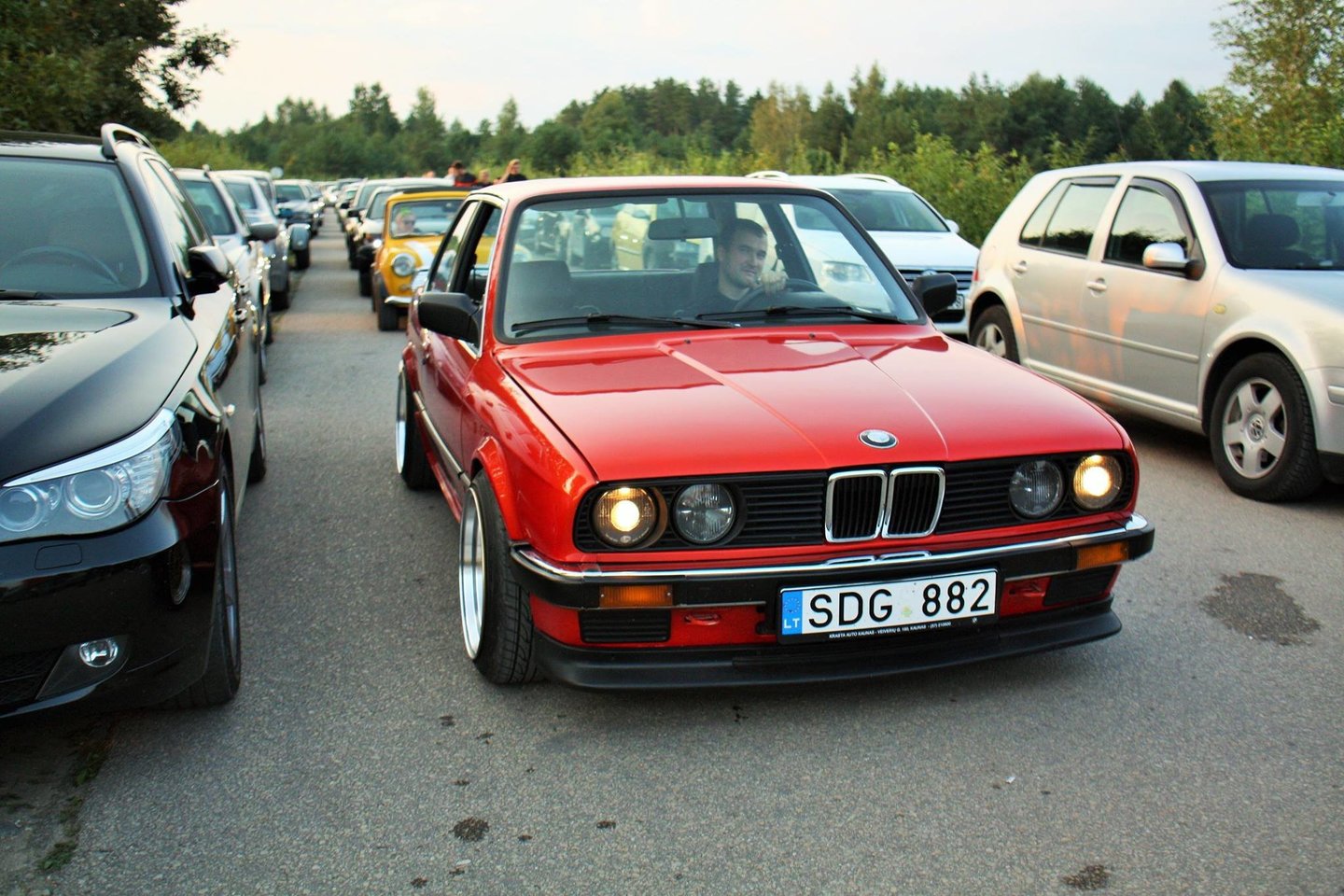 Giedrius džiaugiasi dviem išskirtiniais „BMW“ – 1985-ųjų laidos „E30“ ir 1993 m. gamybos „E30“ su 2,5 l benzininiu varikliu. Jais dažniausiai keliauja į automobilininkų renginius.<br>Asmeninio archyvo nuotr.