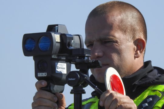 Naudojimasis telefonu vairuojant apkars: policija užfiksavo šūsnį pažeidėjų