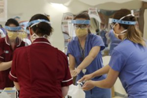 Jungtinės Karalystės mirties nuo COVID-19 atvejų skaičius viršijo 32 tūkst. ir yra antras pasaulyje