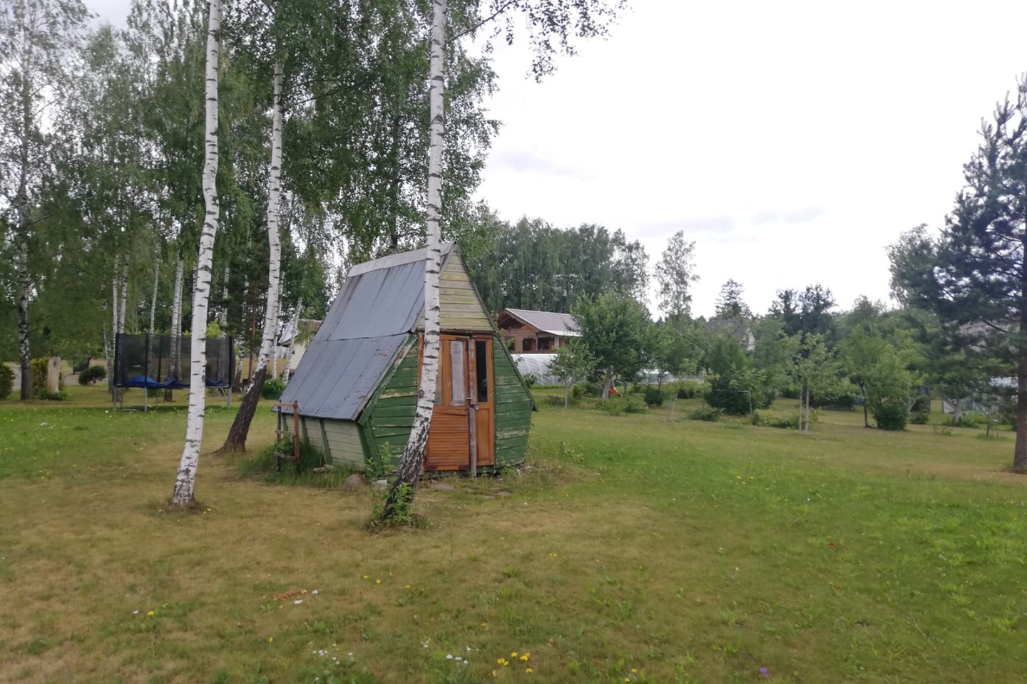Keliaujant po Vilniaus apylinkes, gali atrodyti, kad sodus negrįžtamai pakeis namų kvartalai, bet apsilankius pavyzdingoje bendrijoje, pavyzdžiui, Telšiuose, sodų ateitis atrodo gerokai optimistiškesnė.<br>M.Šiupšinsko nuotr.