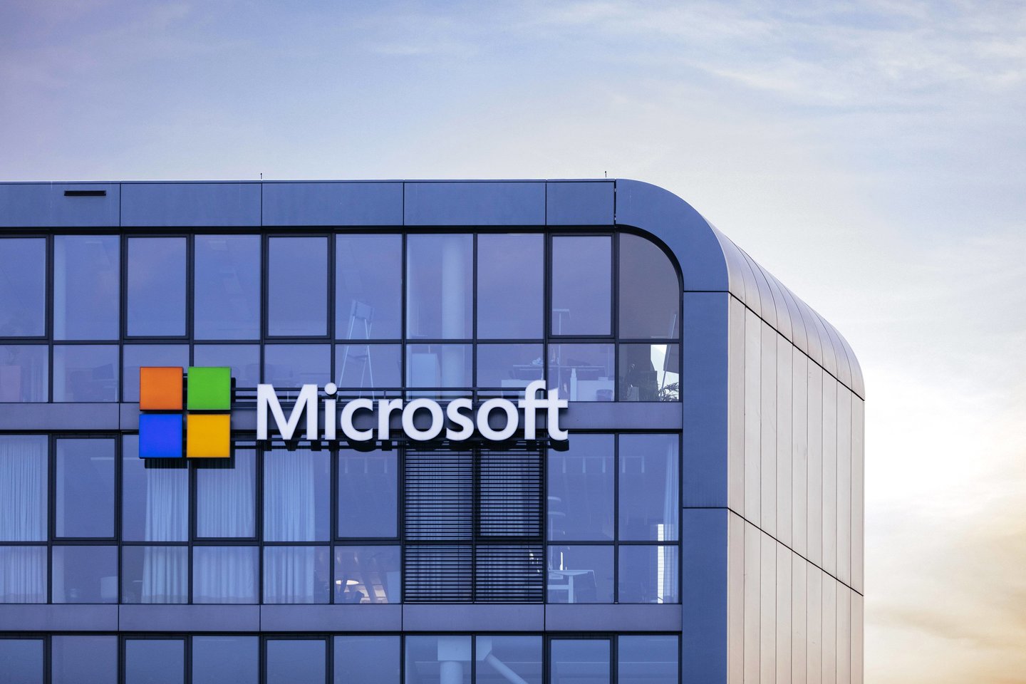 JAV technologijų milžinė „Microsoft“ paskelbė investuosianti milijardą dolerių (apie 920 mln. eurų) į plėtrą Lenkijoje ir naujo regioninio debesų kompiuterijos duomenų centro atidarymą.<br> Imago / Scanpix nuotr.