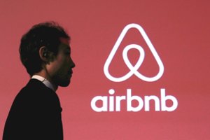 „Airbnb“ atleis ketvirtadalį darbuotojų, planuoja pajamų kritimą perpus