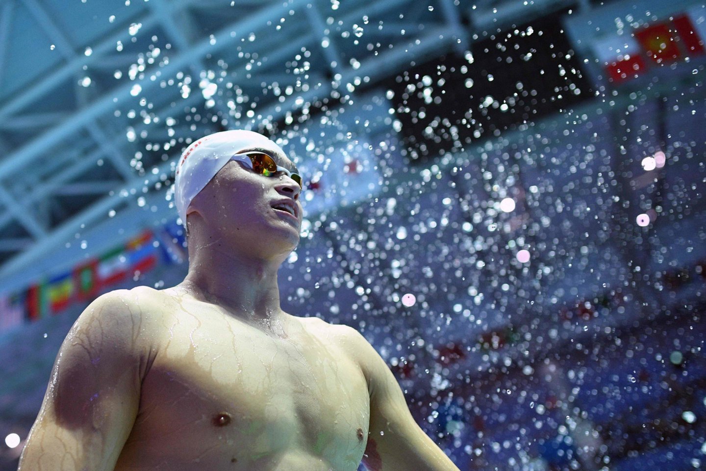 Kinijos plaukikas Sun Yangas pasistengė, kad jo dopingo mėginys būtų sudaužytas. Už šį poelgį jis gavo 8 metų diskvalifikaciją<br>AFP/Reuters/Scanpix nuotr.