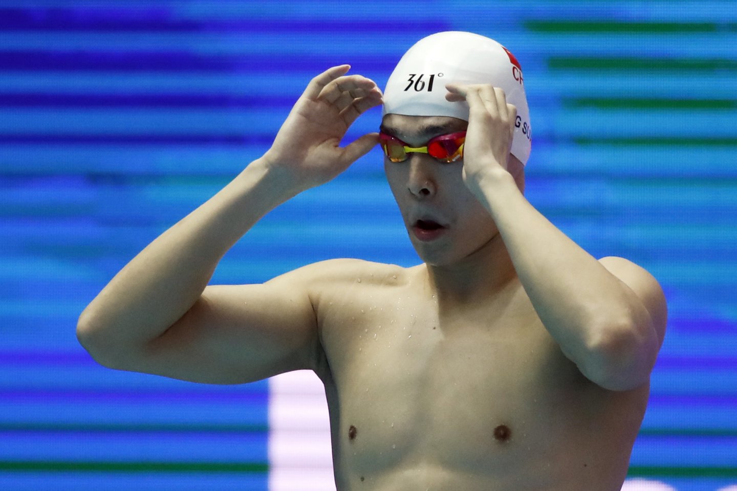 Kinijos plaukikas Sun Yangas pasistengė, kad jo dopingo mėginys būtų sudaužytas. Už šį poelgį jis gavo 8 metų diskvalifikaciją<br>AFP/Reuters/Scanpix nuotr.