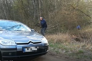 Kaunietis pričiupo miško šiukšlintojus: nufilmavo ir privertė susirinkti, ką paliko