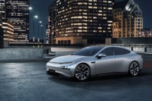 Kinijos atsakas „Tesla Model 3“: sukūrė sportinį elektrinį sedaną su įspūdingu nuvažiuojamu atstumu