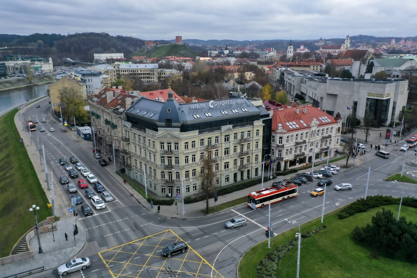 Vilnius iš drono ,Kongress viešbutis, eismas ,transportas ,automobiliai, sankryža ,orai<br>V.Ščiavinsko nuotr.
