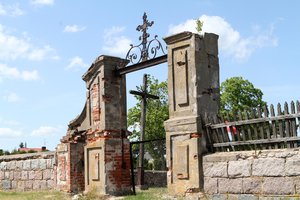 Prie sudegusios pakaunės bažnyčios – daugybė žmonių kaulų, paslaptingu radiniu susidomėjo policija