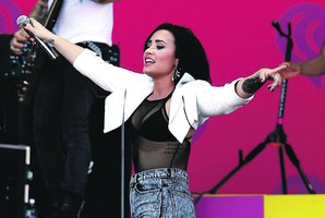 Atlikėja Demi Lovato nustebino atvirumu: blaškosi nuo vyrų prie moterų