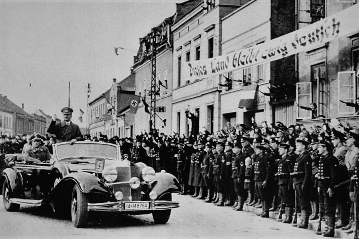  A.Hitleris važiuoja į mitingą Turgaus aikštėje.<br> Vokietijos federalinis archyvas.