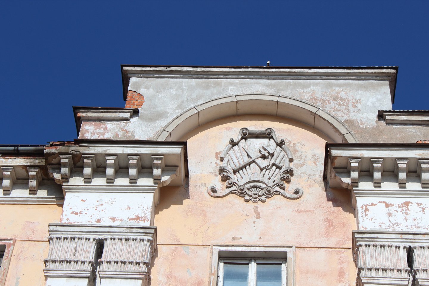 Klaipėdos pastatus dar puošia kažkokie sovietinę simboliką primenantys ženklai.  <br> G.Pilaičio nuotr.