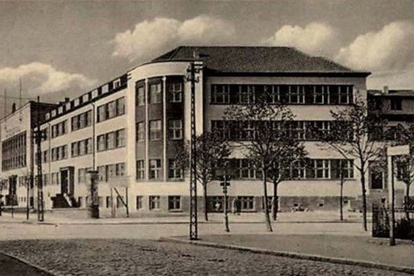 H.Reissmanno suprojektuotas Vytauto Didžiojo gimnazijos pastatas.  <br>Klaipėdos apskrities bibliotekos archyvas.