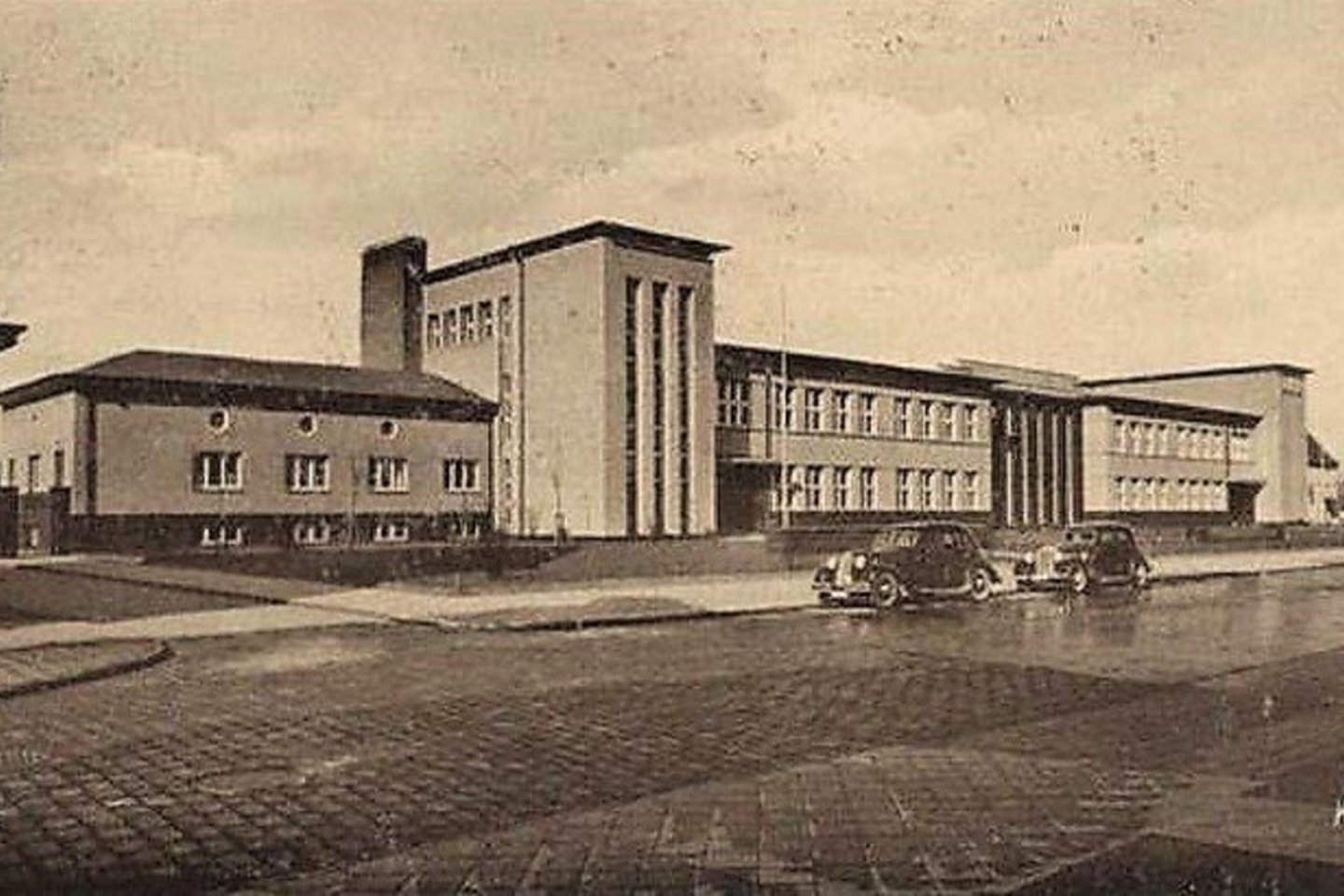 Pagal P.Giesingo projektą tarpukariu pastatyta I.Kanto gimnazija – klaipėdietiško bauhauzo pavyzdys.<br>Klaipėdos apskrities bibliotekos archyvas. 