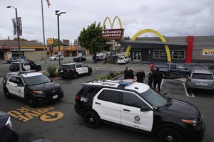 Karantinas išlaisvino agresiją: apribojimus pažeidę „McDonalds“ lankytojai pašovė du darbuotojus