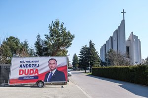 Politinė krizė pasiekė apogėjų: lenkai galiausiai nutarė rinkimus nukelti