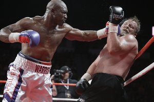 Bokso legenda E. Holyfieldas sugrįžta – ar tik ne kovai su jam ausies gabaliuką nukandusiu M. Tysonu?