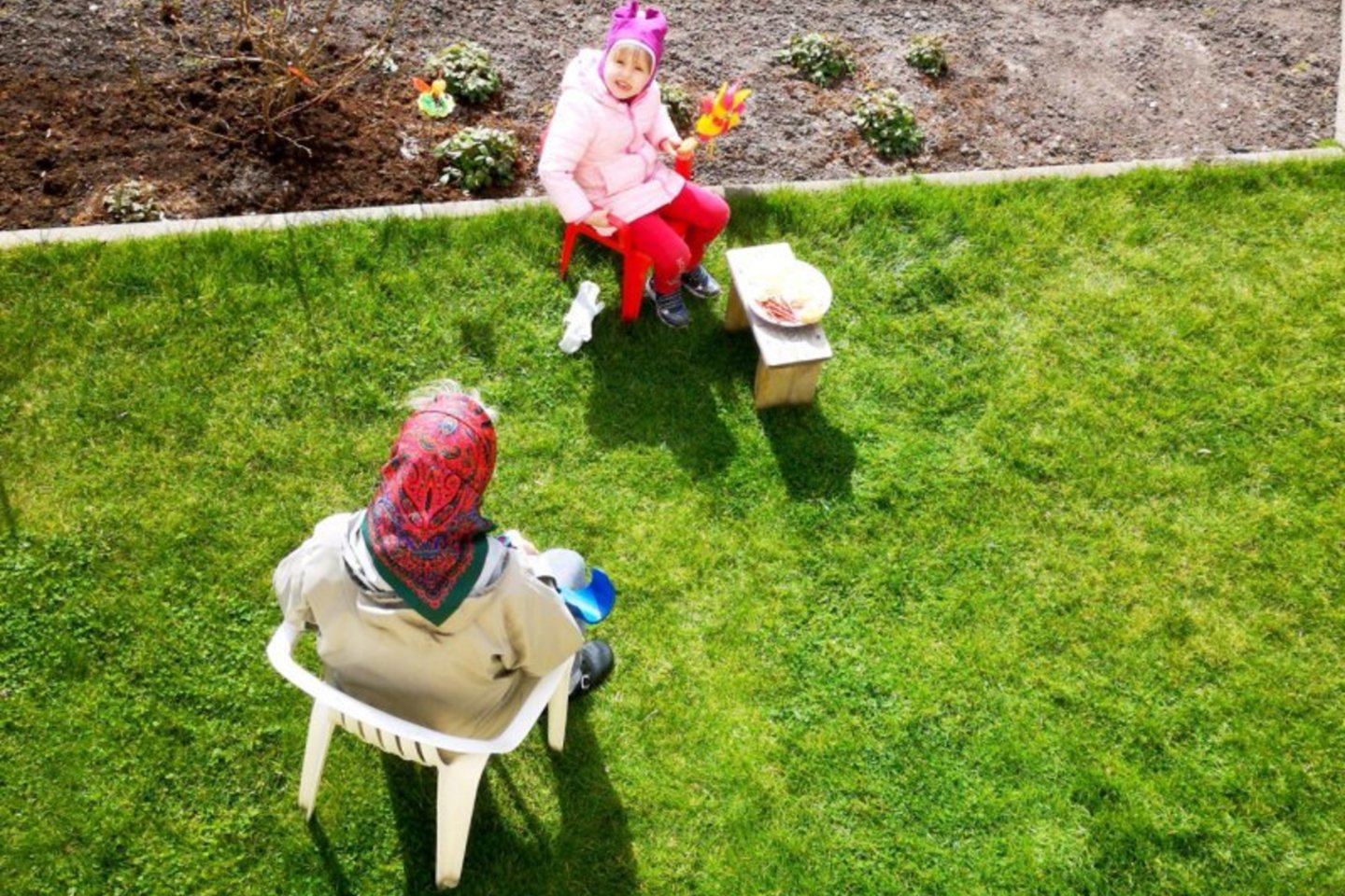 Vasiliauskų duktė Miglė daug laiko praleidžia su promočiute – jos abi turi ką veikti.<br> Nuotr. iš asmeninio albumo.