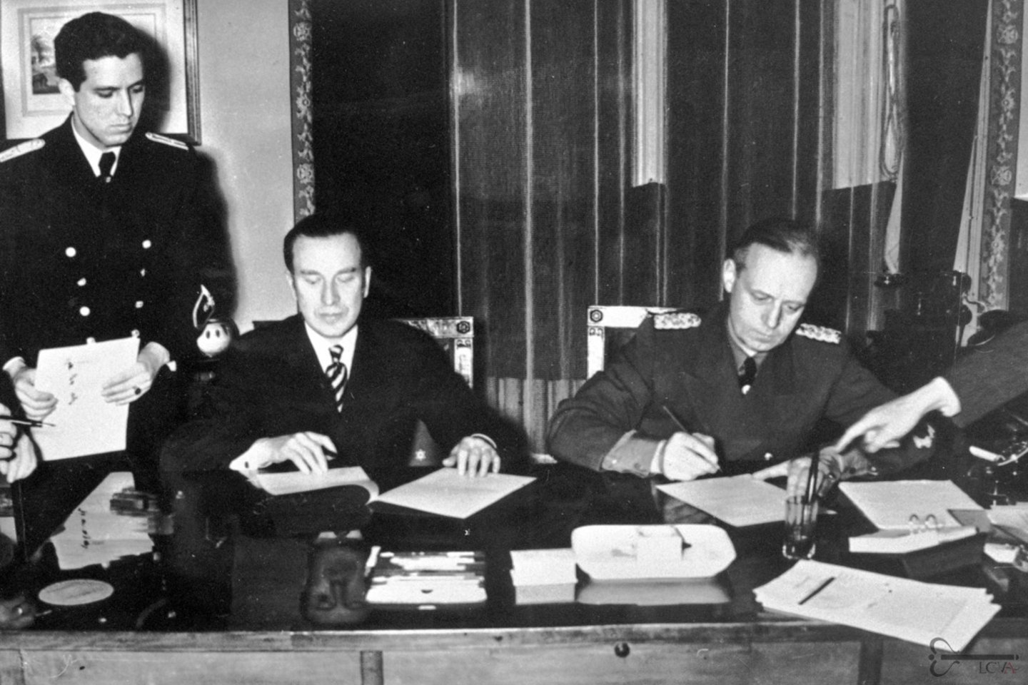 Klaipėdos krašto perdavimo Vokietijai sutartį pasirašė J.Urbšys ir J.von Ribbentropas (1939).<br> Vokietijos federalinis archyvas.