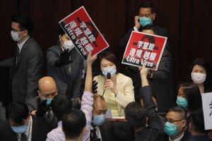 Paralyžiuotame Honkongo parlamente susirėmė priešingoms stovykloms priklausantys deputatai