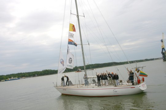 1993 m. į Klaipėdą, įveikusi 33 tūkst. jūrmylių ir per 402 dienas apiplaukusi Žemės rutulį, sugrįžo jachtos „Lietuva“ įgula. Vadovaujama kapitono Stepono Kudzevičiaus ji pirmoji Lietuvos buriavimo istorijoje apiplaukė aplink pasaulį. Iš Klaipėdos jachta išplaukė 1992 ųjų balandžio 5-ąją.<br>B.Beinoravičiaus nuotr.