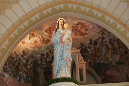 2003 m. Šiluvoje vyko Švč. Mergelės Marijos Gimimo bazilikos didžiojo altoriaus paveikslo Dievo Motina su Kūdikiu grįžimo po restauravimo darbų iškilmės. Šiluva – viena iš penkių vietų Europoje, kur Marijos pasirodymą Bažnyčia yra oficialiai pripažinusi.<br>L.Brundzos nuotr.