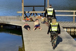 Paskelbė taisykles paplūdimyje: be kaukės – tik maudantis