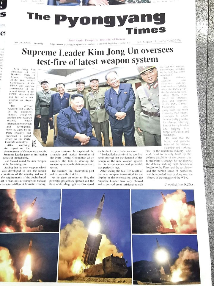 Jei lyderiui nutiktų kas nors blogo, Šiaurės Korėjos spaudoje būtų publikuojami tekstai apie kone sudievinamos Kimų šeimos vertybes.<br>Š.Jasiukevičiaus nuotr.