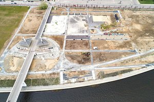 Įkurtuvės šalia Baltojo tilo artėja vėžlio žingsniu, bet verta laukti – pramogų ten žada daugybę