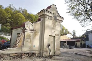 Vilniaus centre sustabdė barokinės tvoros griovimą – aiškinsis, ar pagrįstai miestiečiai dėl to piktinasi