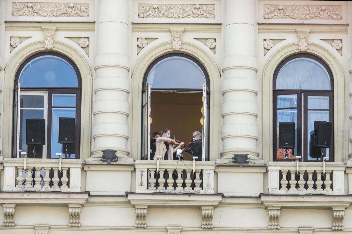 Vilniaus kvartetas muzikavo Filharmonijos balkone.<br> D.Matvejevo nuotr.